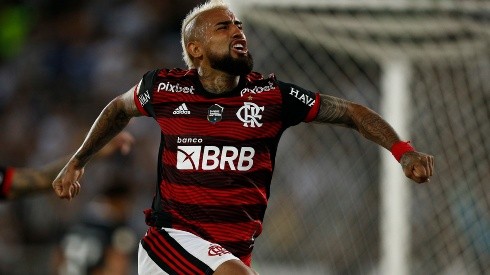 Arturo Vidal puso en jaque al técnico Dorival Junior, quien no sabe cómo instalar entre los titulares al King en el Flamengo.