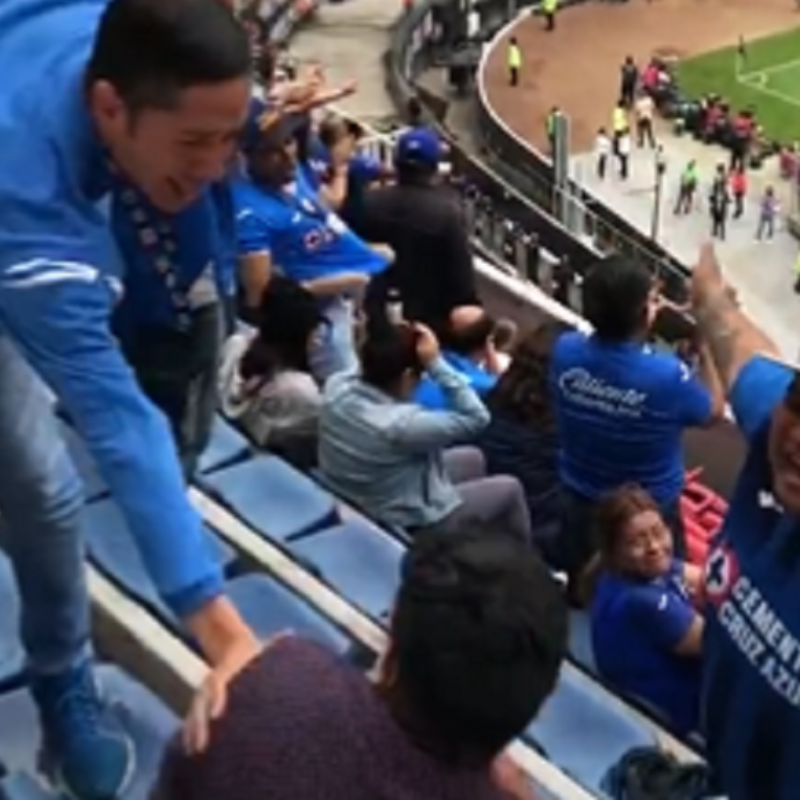VIDEO: Aficionados de Cruz Azul agreden a uno de Querétaro