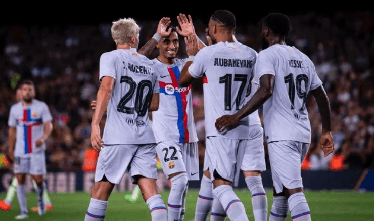 Jesús Angulo y Jesús Gallardo quieren convencer a Martino. Créditos: Imago7 | Especial