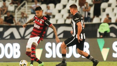 El volante Erick Pulgar disfruta de su debut en el torneo con el Flamengo en Brasil y está feliz con su partner Arturo Vidal