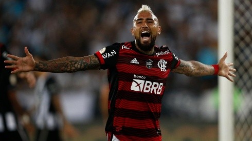 Vidal comienza a conquistar Brasil y se llena de flores por la prensa en triunfo de Flamengo.