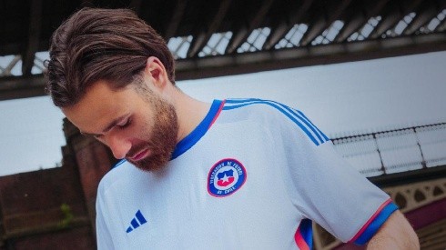 Adidas presenta la nueva camiseta blanca de la Selección Chilena.
