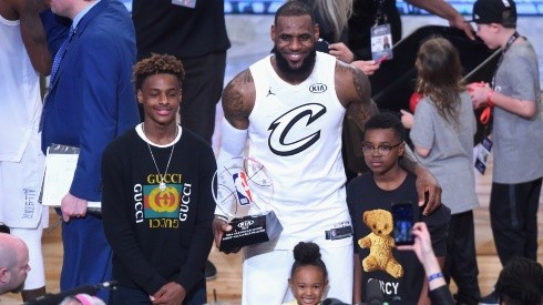 LeBron James en All-Star 2018 con sus hijos Bronny, Bryce y Zhuri