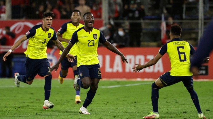 Ecuador celebra un gol en las Eliminatorias. (Alberto Valdes - Pool/Getty Images)