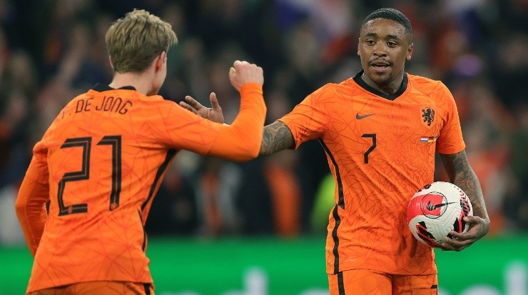 Frenkie De Jong y Steven Bergwijn celebran un gol de Holanda. (Joosep Martinson/Getty Images)