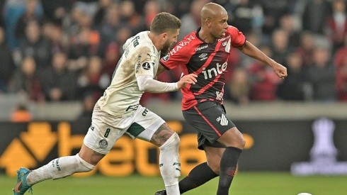 Acción de juego entre Palmeiras y Athletico Paranaense.