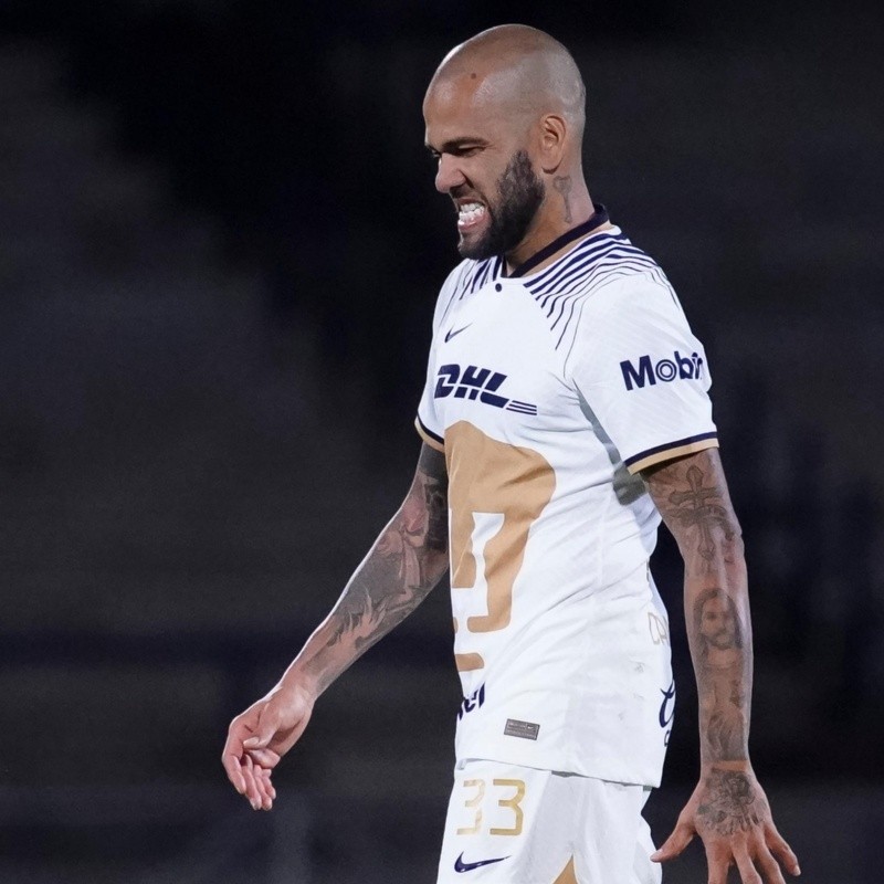 Por salud mental de los jugadores, Dani Alves debería ir a la banca, dice leyenda de los Pumas