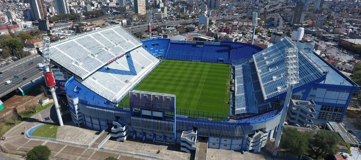 Así luce constantemente la cancha de Vélez | Foto: Archivo 