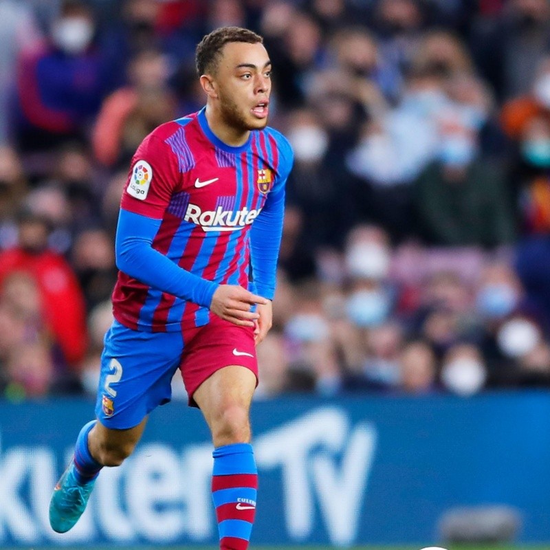 Barcelona envía a Sergiño Dest a un gigante de la Serie A