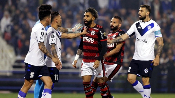 Gabigol ante los jugadores de Vélez.