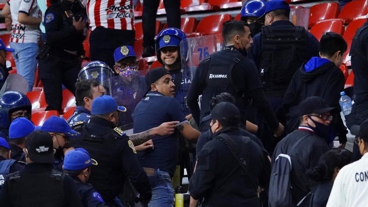 Aficionados desalojados en el estadio Azteca.