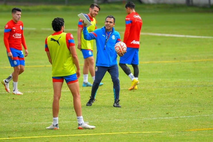 Zapopan, Jalisco, 30 de Agosto de 2022. Ricardo Cadena director tecnico de las Chivas, durante un entrenamiento de las Chivas Rayadas del Guadalajara previo a la jornada 12 del torneo Apertura 2022 de la Liga BBVA MX, celebrado en Verde Valle. Foto: Imago 7/ Sandra Bautista