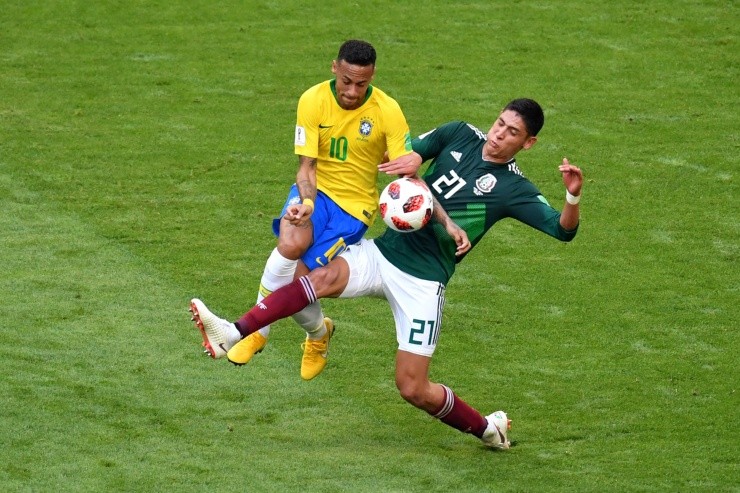 Edson Álvarez marca a Neymar en el Mundial de Rusia 2018. Créditos: Getty Images