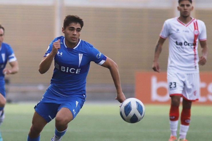 Bryan González firma su primer contrato profesional en la UC | Foto: Agencia Uno 