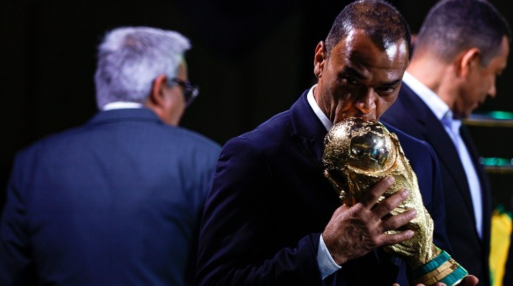 Cafu kissing the FIFA World Cup Trophy. (Buda Mendes/Getty Images)
