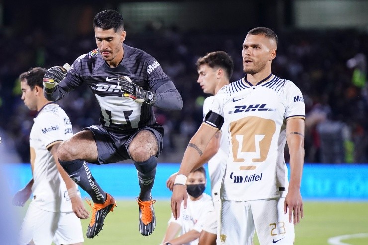 Ciudad de Mexico, 24 de agosto de 2022. Gil Alcalá y Nicolás Freire, durante el partido de la jornada 16 del torneo Apertura 2022 de la Liga BBVA MX entre los Pumas de la UNAM y los Tigres de la UANL, celebrado en el Estadio Olímpico Universitario. Foto: Imago7/ Rafael Vadillo