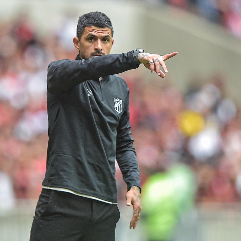 "Sabe muito bem o que penso..."; Lucho González estreia como técnico e comenta atuação de atacante do Ceará