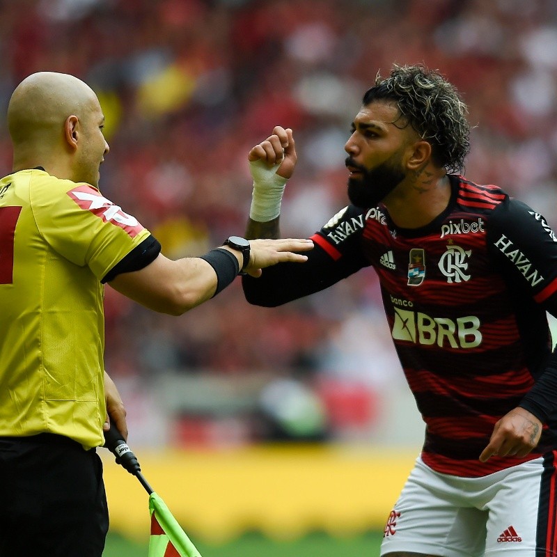 Gabigol 'copia' Abel em reclamação no Flamengo e sofre zoeira na web