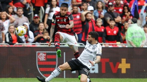 Erick Pulgar realizó un correcto partido en el Flamengo ante el Ceará y la prensa alabó su rendimiento.