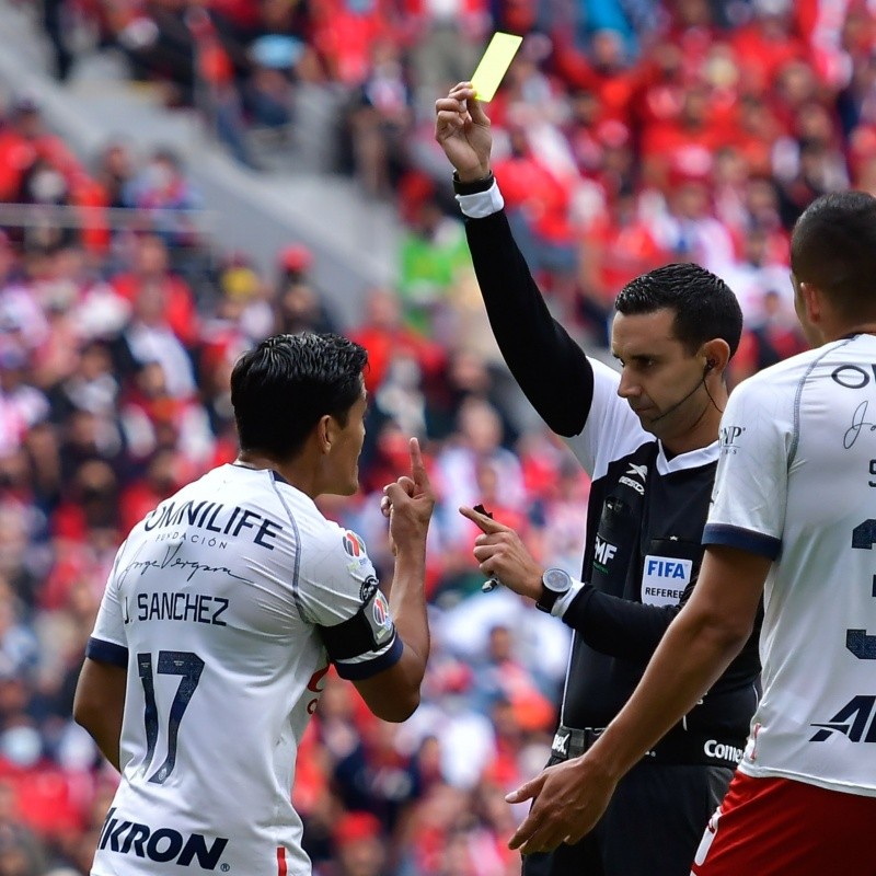 Los fallos arbitrales que sufrió Chivas en tres encuentros del Apertura 2022