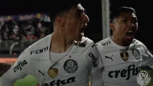 Foto: Reprodução/TV Palmeiras - Rony fez questão de dar um "agrado" a Merentiel após desencantar pelo Palmeiras