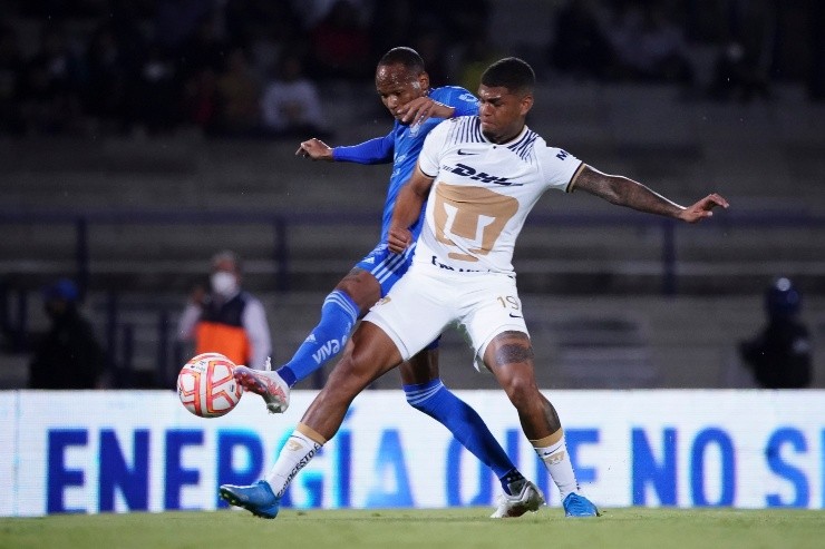 Ciudad de Mexico, 24 de agosto de 2022. Luis Quiñones y Jose Caicedo, durante el partido de la jornada 16 del torneo Apertura 2022 de la Liga BBVA MX entre los Pumas de la UNAM y los Tigres de la UANL, celebrado en el Estadio Olímpico Universitario. Foto: Imago7/ Rafael Vadillo