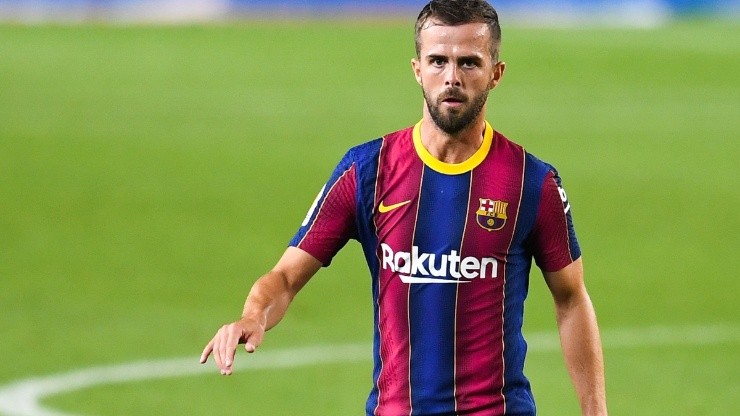 Miralem Pjanic en un encuentro con Barcelona.