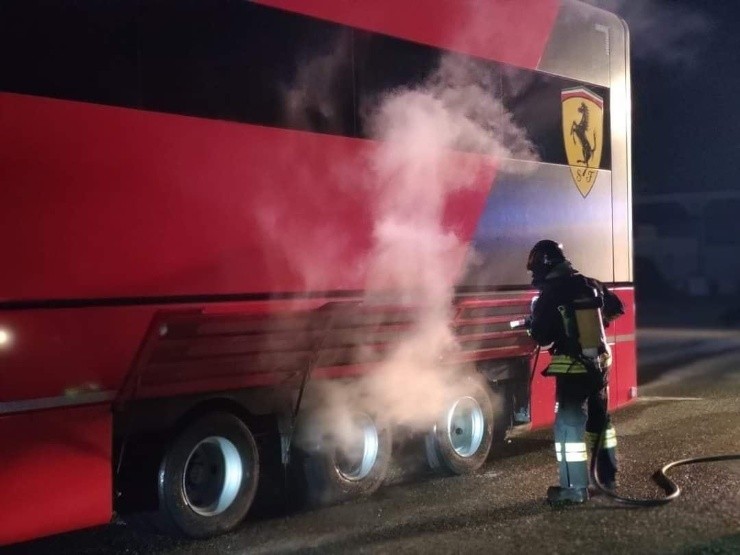 Incendio en la unidad de Ferrari. (@Saetta_McQueen)