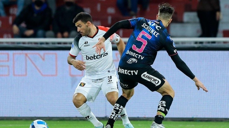 Acción de juego entre Melgar e Independiente del Valle.