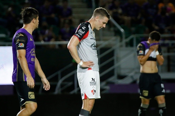 La desazón de Julio Furch en plena derrota ante Mazatlán. Créditos: Imago7