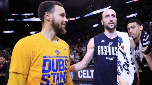 Stephen Curry saludando a Emanuel Ginóbili