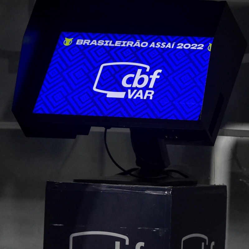 Árbitro do VAR 'polêmico' do jogo contra o Flamengo volta ao Allianz e palmeirenses se irritam com CBF