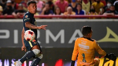 Duelo entre Roger Martínez de América y Luis Malagón en el Clausura 2022.