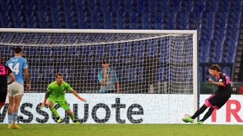 Santi Giménez en el cobro penal ante el Lazio en la Europa League.