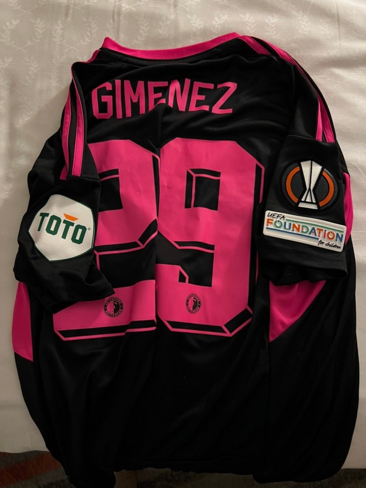 La camiseta que Santiago Giménez le regaló a Werevertumorro | Instagram: @werevertumorro