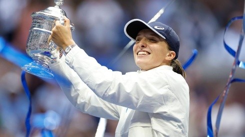 Iga Swiatek con el trofeo de US Open.