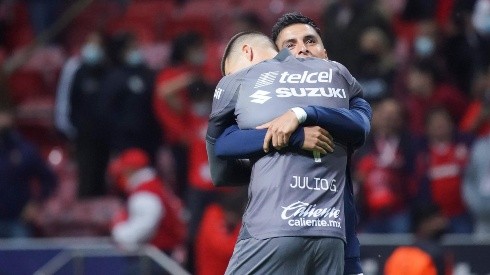 Julio González en un abrazo con Leonel López.