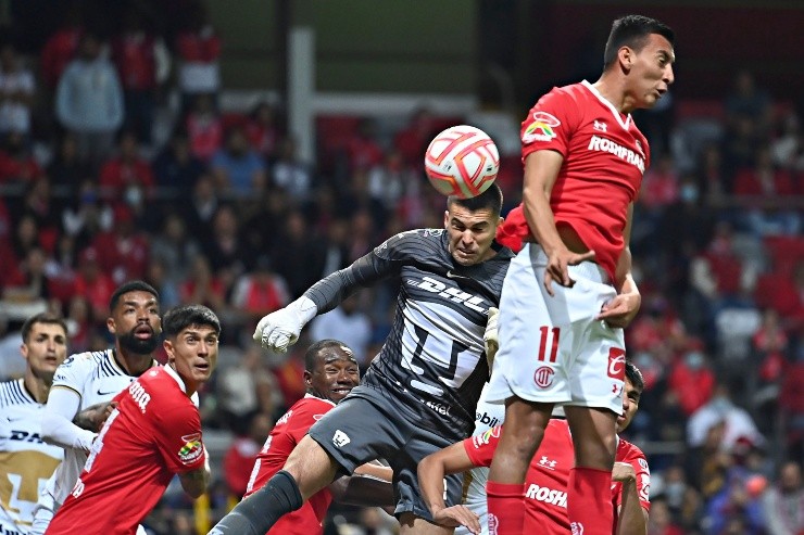 El momento en el que González impacta de cabeza para poner el 2-2. Créditos: Imago7