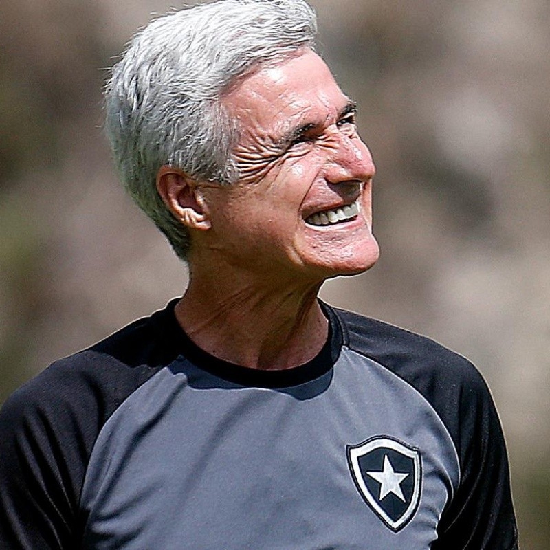 Luís Castro é avisado que Botafogo ganha reforço contra o Coritiba