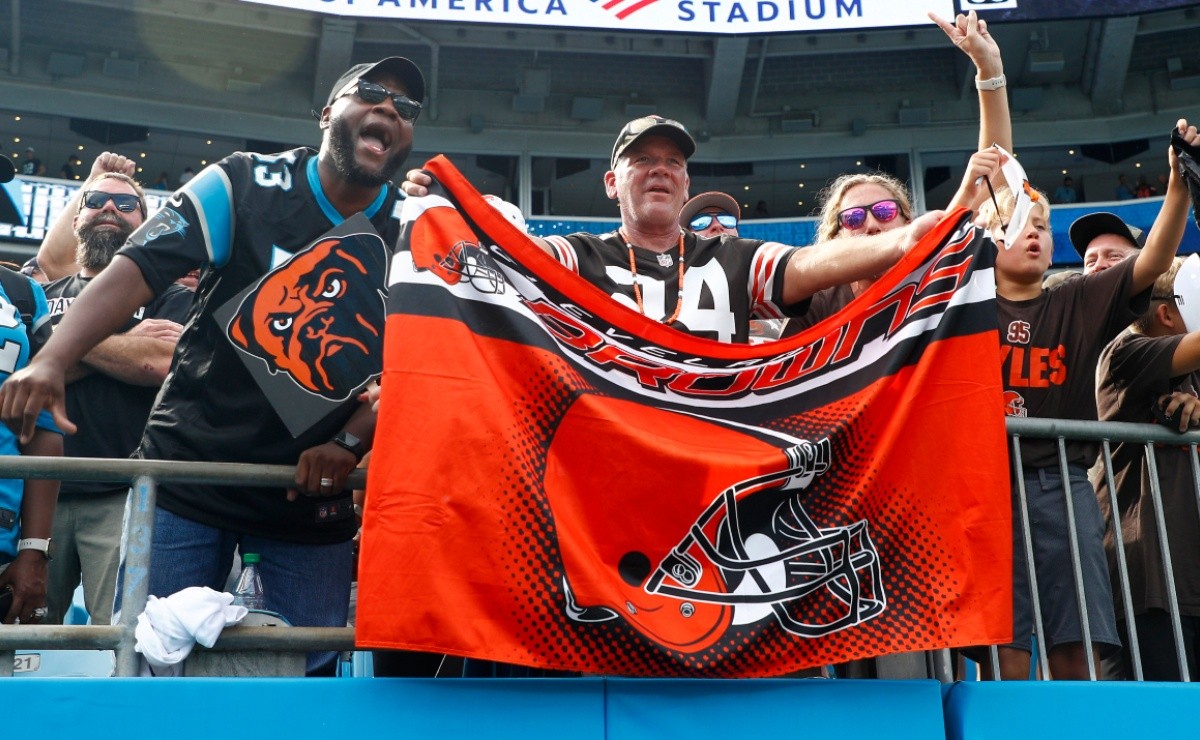 Browns unveil original Brownie at midfield for 2022 field