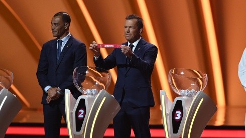 Lothar Matthäus sacando uno de los varios nombres en el sorteo de Qatar 2022.