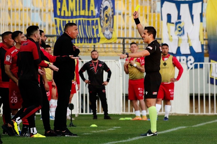 El juez Garay amonestó al DT de Ñublense por los reclamos | Foto: Agencia Uno 