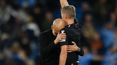 Abrazo de Guardiola con el juez.