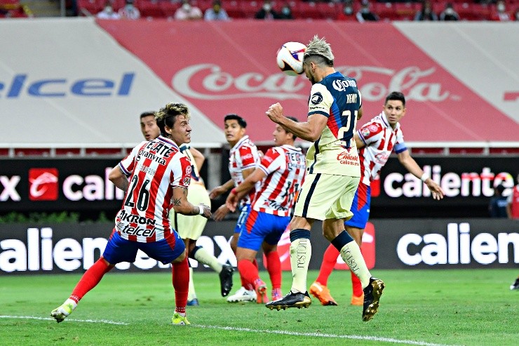 Henry Martín conecta de cabeza para marcar un gran gol en el Clásico Nacional. Créditos: Imago7