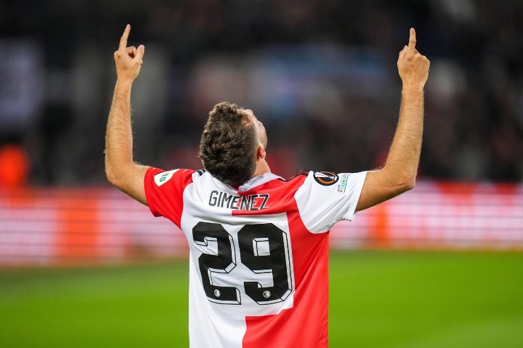 Santi Giménez lleva cinco goles en sus últimos cuatro partidos. Créditos: Imago