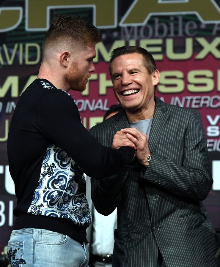 Canelo Álvarez junto a Julio César Chávez. Créditos: Getty Images