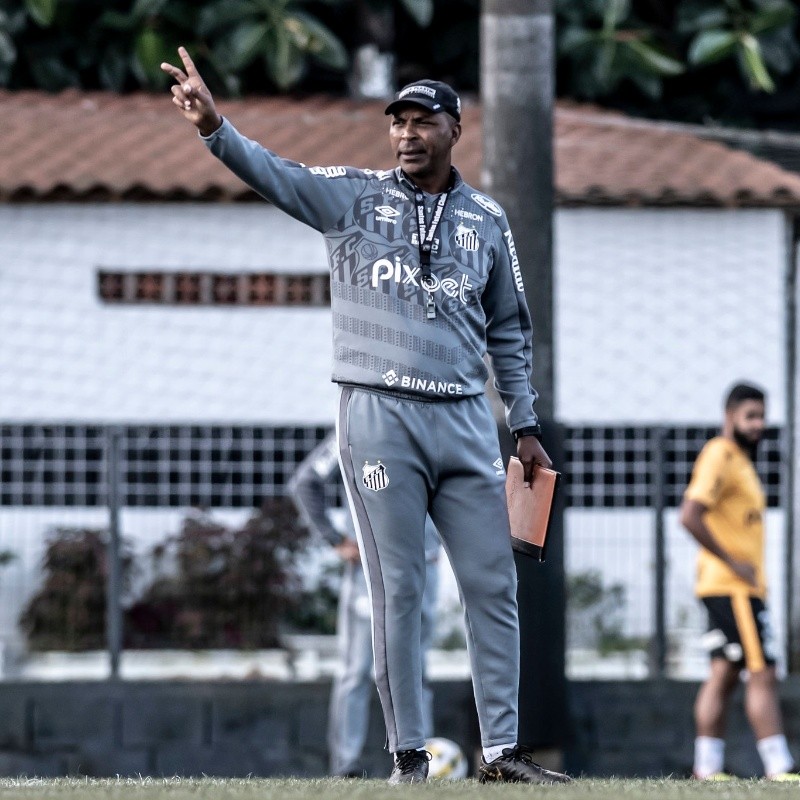 "Mais essa agora..."; Santos 'ganha desfalque' com convocação de titular