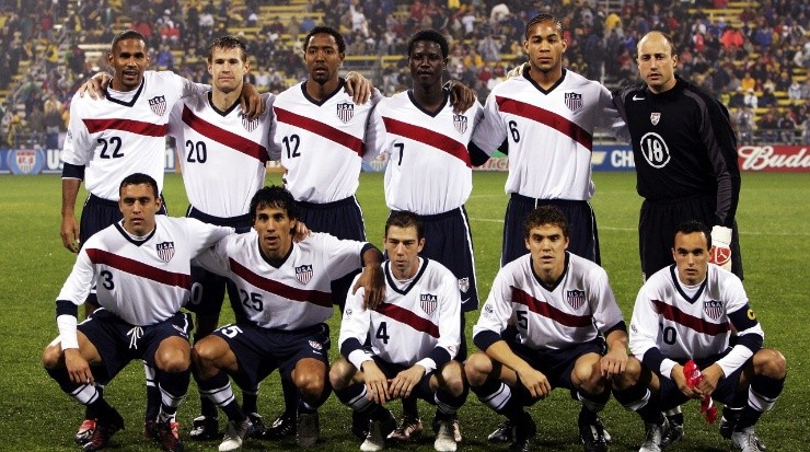 El equipo de 2004, con la ropa del Mundial 1950. (Andy Lyons/Getty Images)