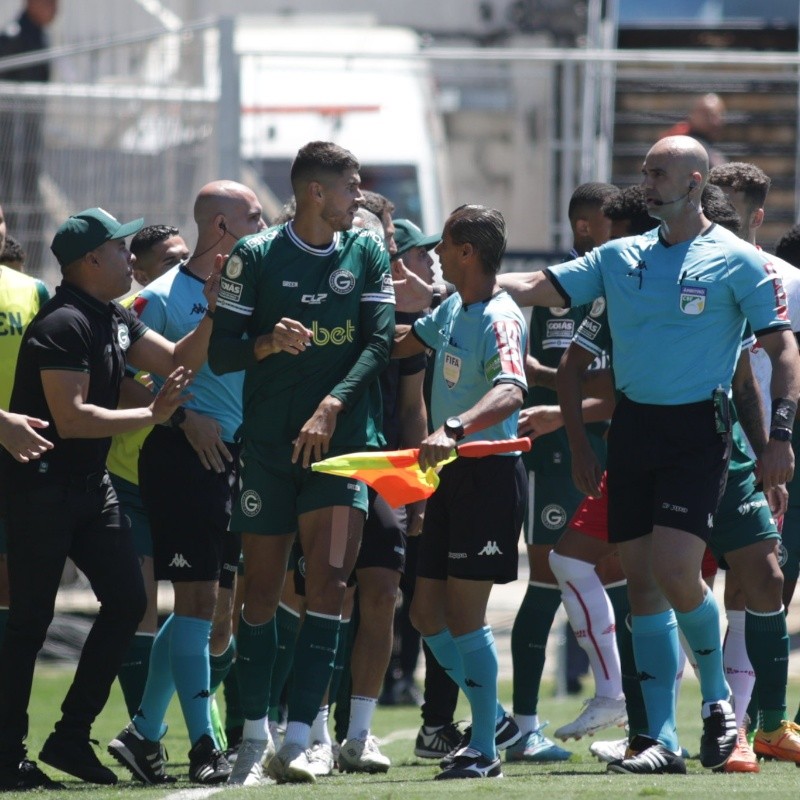 "Aí ele vai lá e..."; Pedro Raul 'fica pistola' com árbitro por cartão polêmico em jogo do Goiás