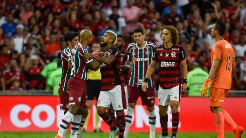 Arturo Vidal intentó apaciguar los ánimos en el clásico entre Flamengo y Fluminense pero no sirvió de mucho.
